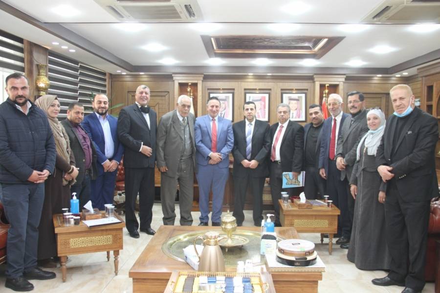 العجلوني يلتقي وفدا من وجهاء وأكاديميين من محافظة البلقاء