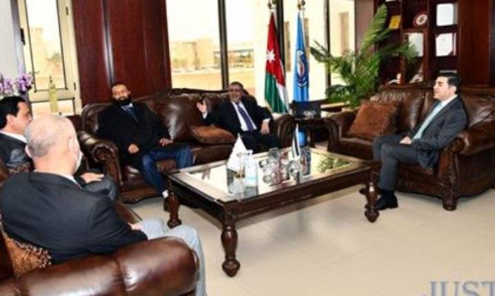 بحث التعاون الأكاديمي بين جامعة العلوم والتكنولوجيا الأردنية والملحقية الليبية