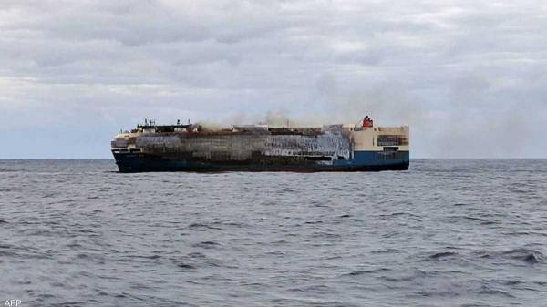 غرق سفينة شحن تحمل آلاف السيارات الفارهة