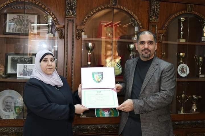 تكريم الموظف المثالي في كلية عمان الجامعية للعلوم المالية والادارية