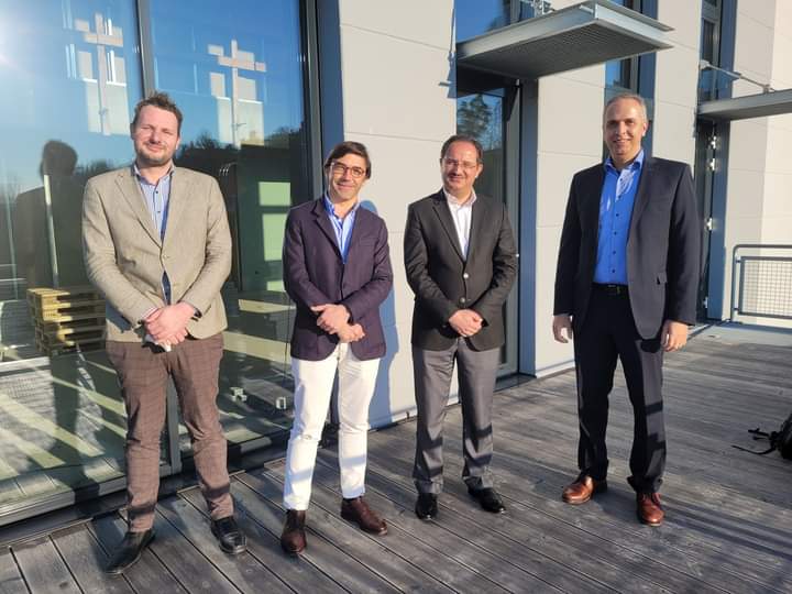 رئيس الجامعة الألمانية الأردنية يزور شركة أدوية الحكمة في ألمانيا ويلتقي بطلبة وخريجي الجامعة فيها