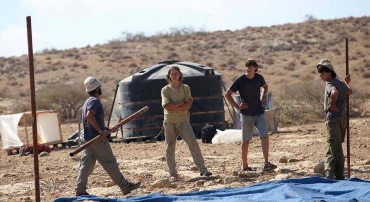 مستوطنون متطرفون ينصبون منزلا متنقلا وخيمة غرب بيت لحم