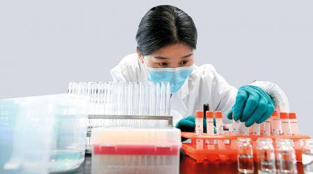 الصين تطور لقاحا مزدوجا ضد الأنفلونزا وفيروس كورونا