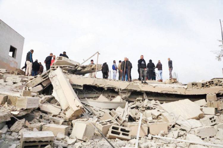 في جريمة جديدة: الاحتلال يفجر ويهدم منزلي أسيرين بـ”الضفة”