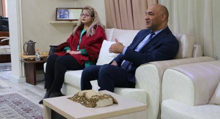 جامعة الشرق الأوسط تبحث تعزيز العلاقات مع السفارة العمانية