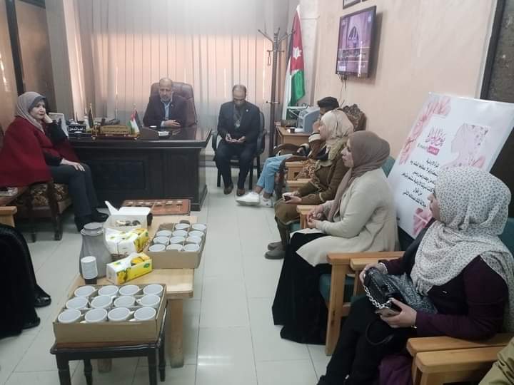 المزاودة يكرم معلمات وطالبات مدرسة ثغرة الجب الثانوية للبنات _صور