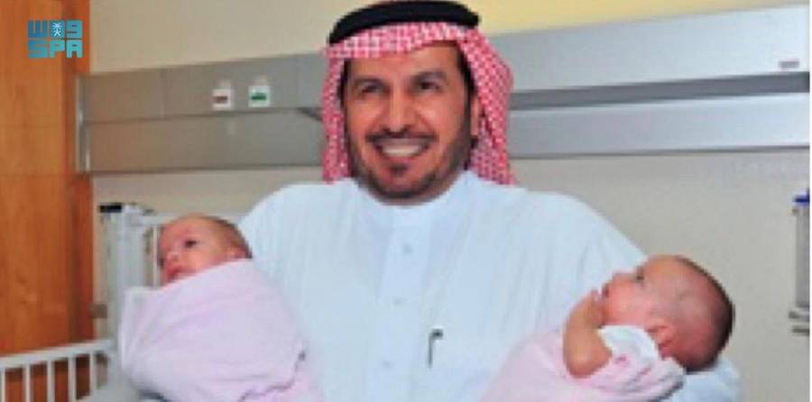 الدكتور الربيعة يلتقي التوأم السيامي الأردني محمد وأمجد بعد 12 عاما من فصلهما