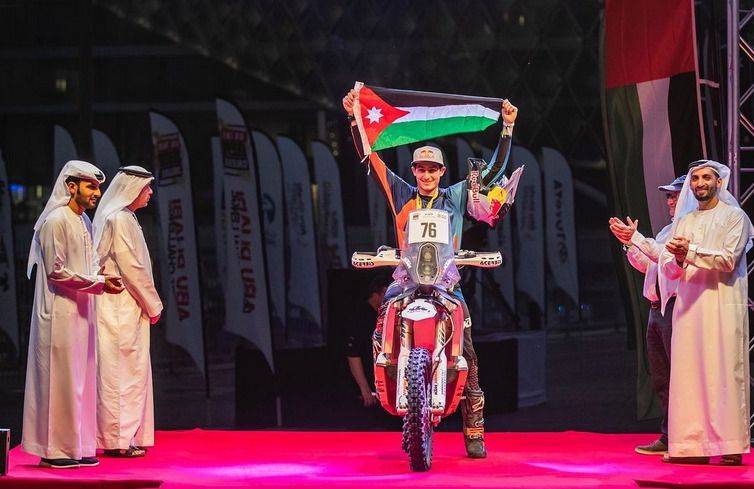 عبد الله أبو عيشة يرفع علم الأردن في رالي أبوظبي الدولي