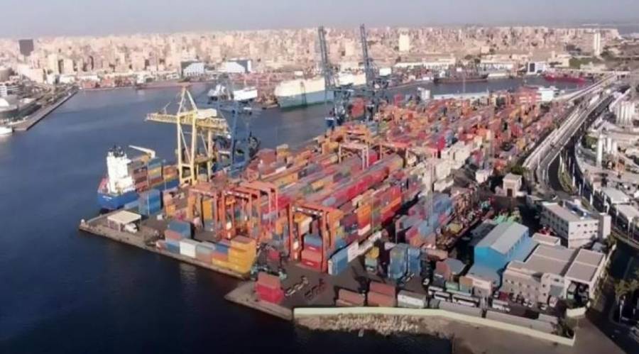 إنقاذ طاقم سفينة لبنانية قبل غرقها بالقرب من ميناء الإسكندرية