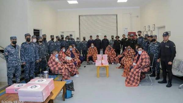 غرق سفينة قبالة الإسكندرية .. والبحرية المصرية تنقذ طاقمها