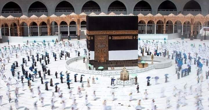 المغنية أحلام تعلن إسلام مدبرة منزلها من داخل المسجد الحرام