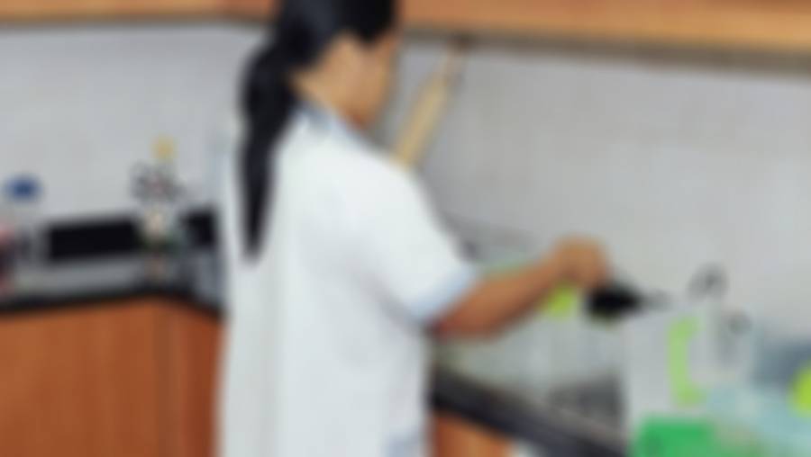 الكويت.. عاملة تضع فضلاتها في طعام أسرة لمدة عام