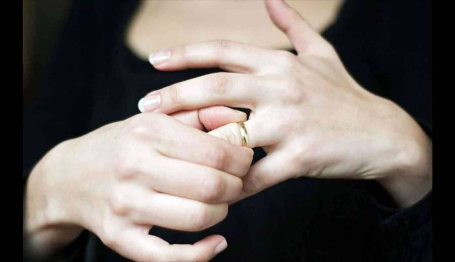 تخلع زوجها بعد 31 سنة زواج: بيخوني على النت مع بنات صغيرة