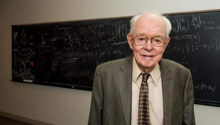 وفاة يوجين باركر عالم الفيزياء الفلكية المتخصص بالشمس