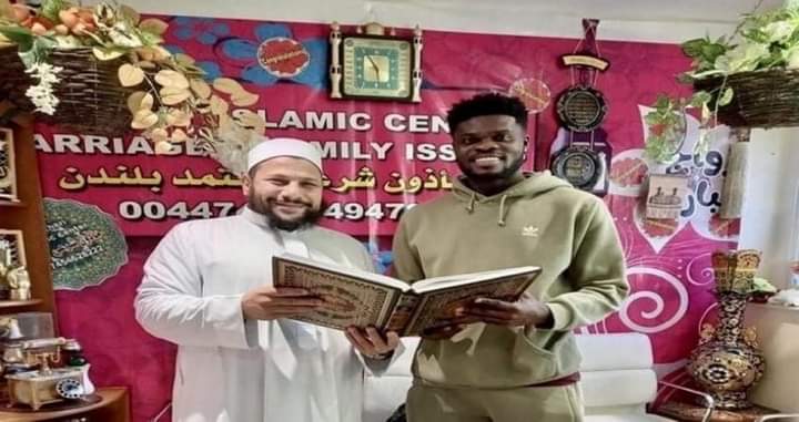 لاعب أرسنال الإنجليزي توماس بارتي يعتنق الإسلام