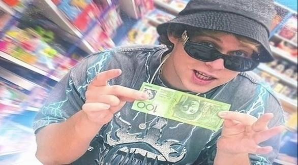 شاب يكسب 20 ألف دولار شهرياً من مواقع التواصل