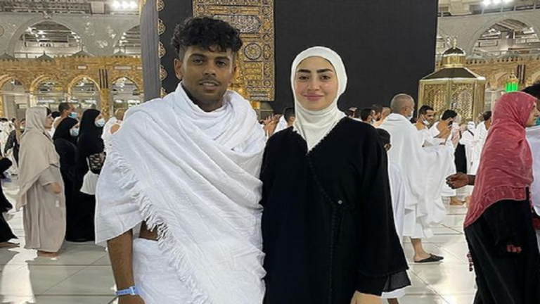 فنان مصري يؤدي العمرة مع صاحبته.. والجمهور يستشيط غضباً !