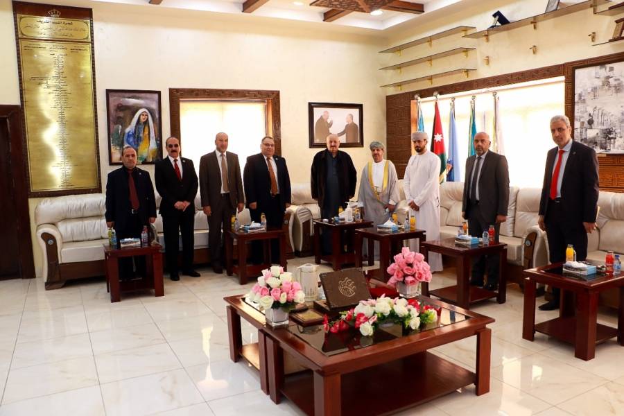 السفير العماني والملحق الثقافي يزوران جامعة الزرقاء
