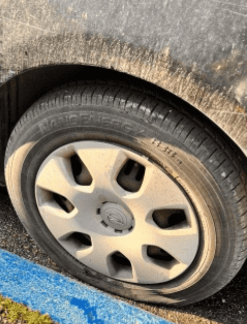 مستوطنون يعطبون اطارات مركبات بالشيخ جراح