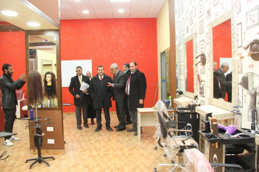 عطاء لإنشاء مجمع للقاعات التدريسية والمختبرات في كلية الزرقاء الجامعية