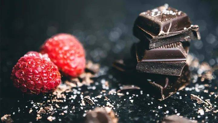 دراسة تؤكد دور الشوكلاته الداكنة في تحسين المزاج