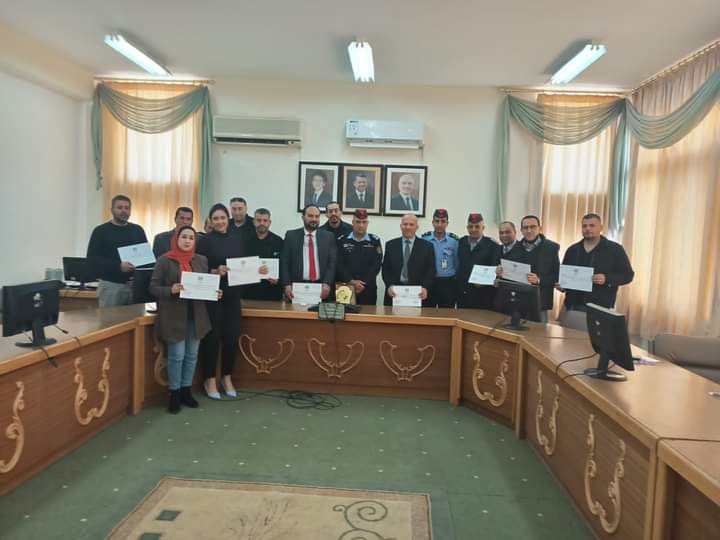 تخريج المشاركين بدورة أصدقاء الشرطة في كلية الحصن الجامعية