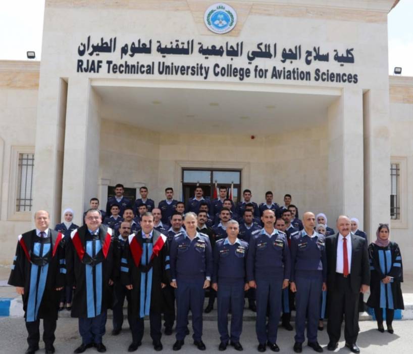 سلاح الجو الملكي يحتفل بتخريج كوكبة من الكلية الجامعية لتقنية علوم الطيران