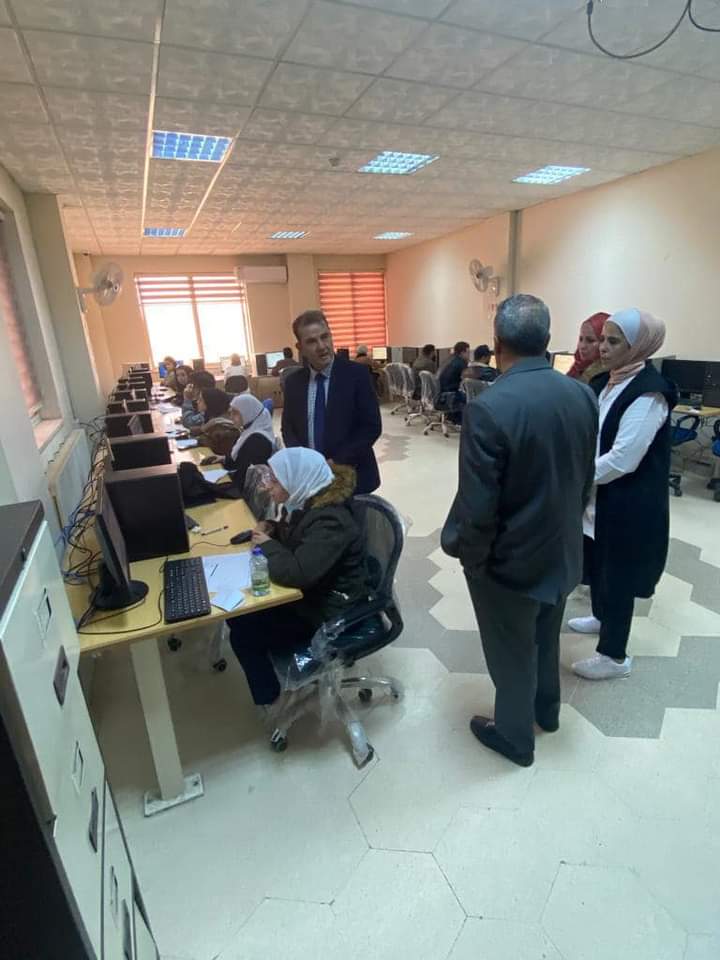 الدكتور الكلوب يتفقد امتحان الشامل العملي في كلية عمان الجامعية للعلوم المالية والادارية .