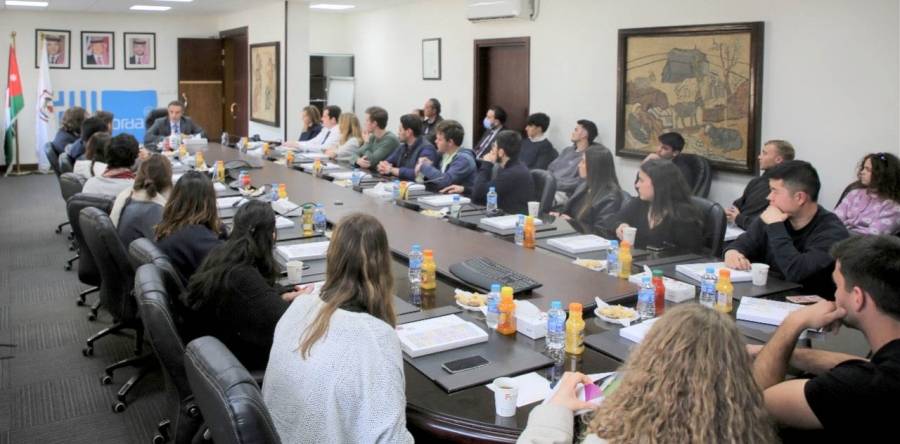 وزير السياحة يلتقي أساتذة وطلاب من جامعة إسبانية