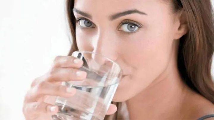 كيف يساهم الماء في تقليل التوتر والقلق؟