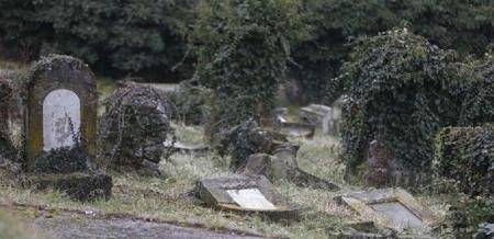 العثور على جثة فتاة في وضع التشهد وبكامل ملابسها