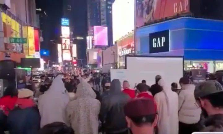 مئات المسلمين يصلون التراويح في “التايمز سكوير” بنيويورك