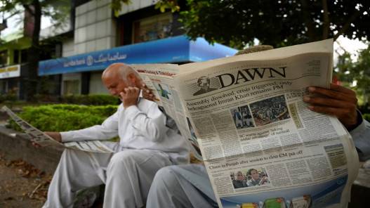 المحكمة العليا في باكستان تجتمع للبتّ بمصير رئيس الوزراء عمران خان