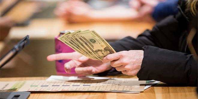 خبراء أمريكيون هيمنة الدولار في خطر بعد مضي نحو80 عاماً عليها