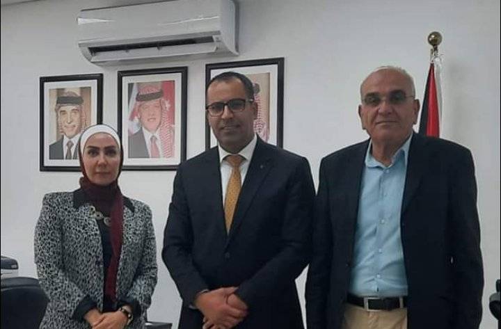 جامعة آل البيت تبحث تأهيل وتدريب العاملين والطلبة مع معهد الإدارة العامة.