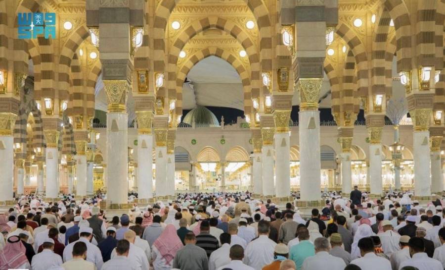 المسجد النبوي يشهد توافد العديد من المصلين والزوار في رابع ليالي شهر رمضان المبارك