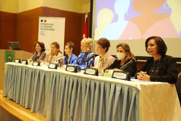 طالبات الأردنية يتحاورنَ مع سفيرات أوروبا لدى المملكة