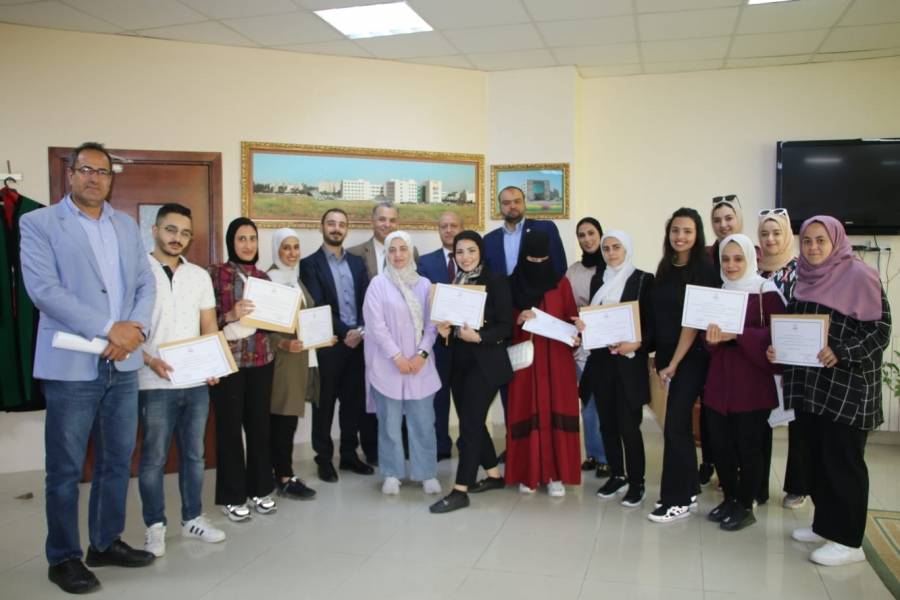 منصور يكرم الطلبة المشاركين في معرض الانتاج الفني في كلية الإعلام