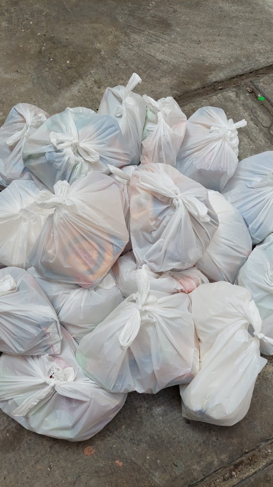 الداعوق و عكاوي توزعان  مواد غذائية على الفقراء