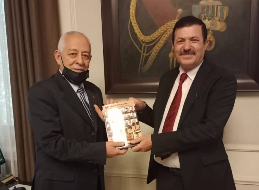 العيسوي رئيس الديوان الملكي يستقبل المؤرخ العرموطي  معد ومؤلف موسوعة عمان أيام زمان