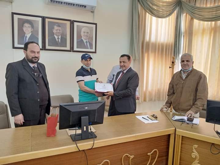 كلية الحصن الجامعية شهادة الموظف المثالي لشهر نيسان  للموظف مراد علي العبدالرزاق