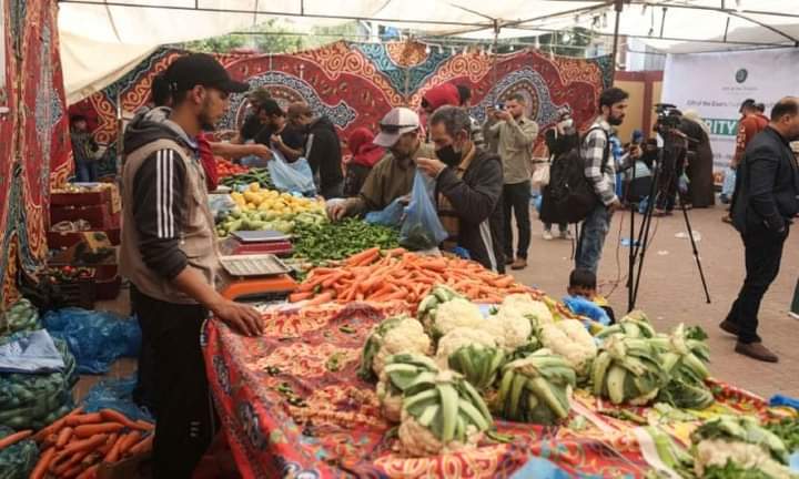 سوق خيري «رمضاني» يُدخل الفرحة على منازل عائلات فقيرة في غزة