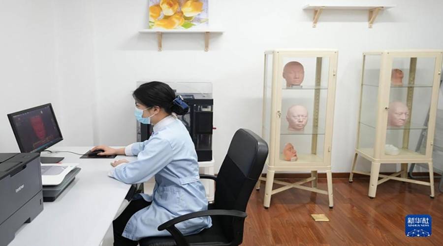 ماكياج وجراحات تجميل للموتى قبل دفنهم في هذا البلد...صور