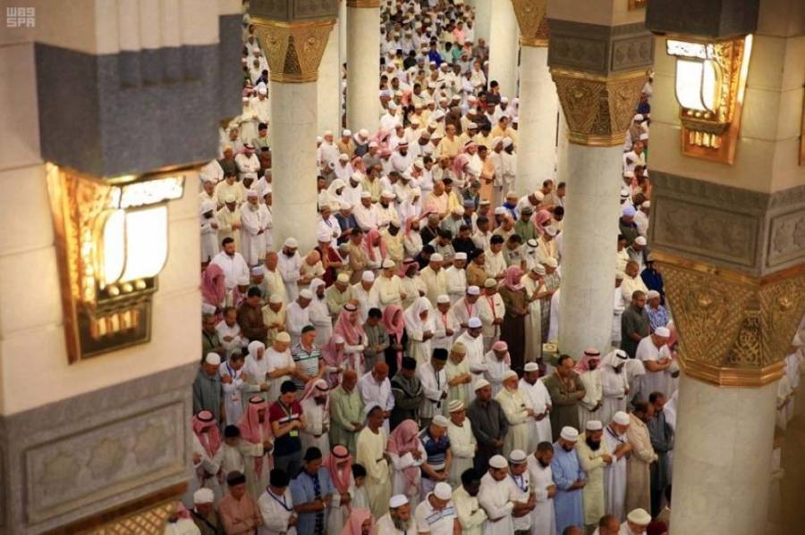جموع المصلين بالمسجد الحرام يؤدون أول صلاة جمعة في شهر رمضان المبارك