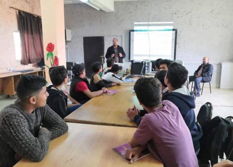 مدرسة الموقر الأساسية للبنين تعقد  محاضرة توعوية بعنوان آفة التدخين والمخدرات 