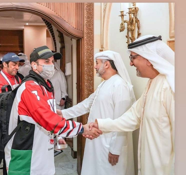 استقبال حافل  للمنتخب الإمارات لهوكي الجليد بعد حصده لقب كأس العالم