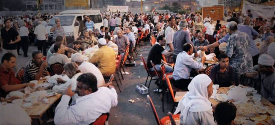 موائد الرحمن.. طعام مجاني يرسم ملامح التكافل الاجتماعي في مصر