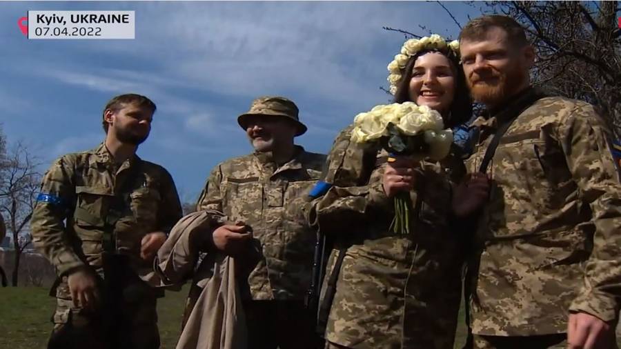 زواج عسكري في ساحة الوغى بالعاصمة الأوكرانية