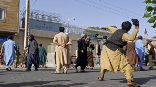 إيران تستدعي القائم بالأعمال الأفغاني بعد تظاهرات عنيفة أمام قنصليتها