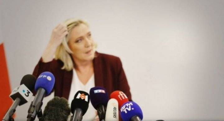 خطأ تاريخي يحرج لوبان: بورقيبة منع الحجاب في الجزائر